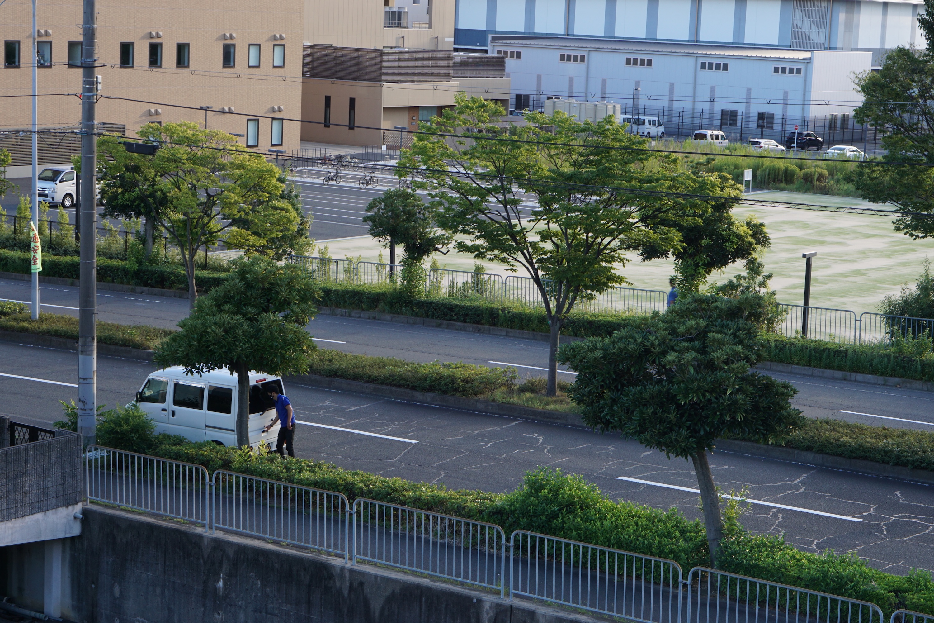 另一边是宽敞马路