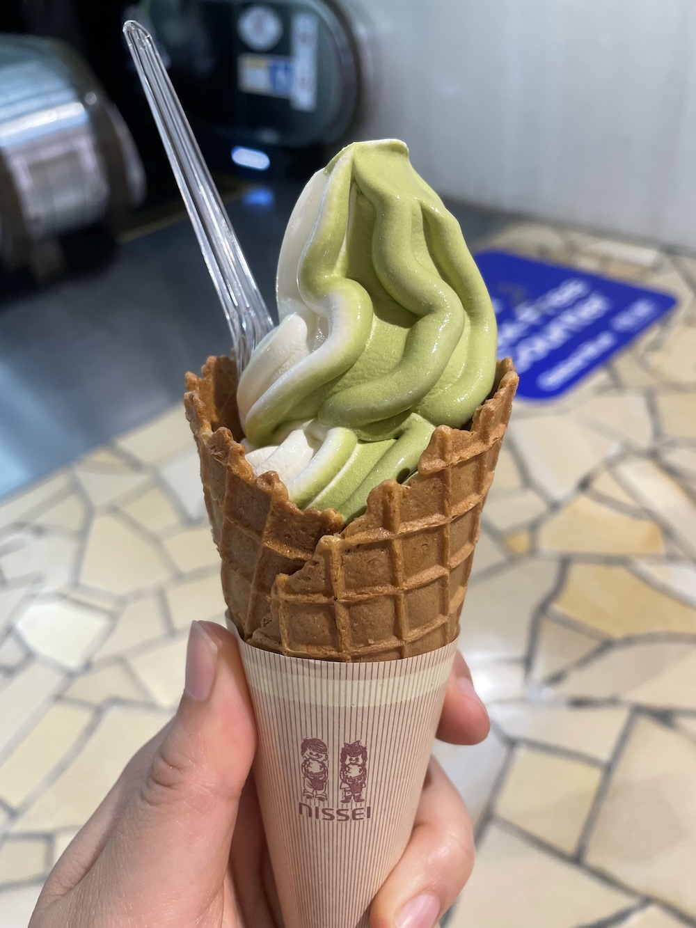 边逛店边吃，舒服，管他日本不兴边走边吃呢